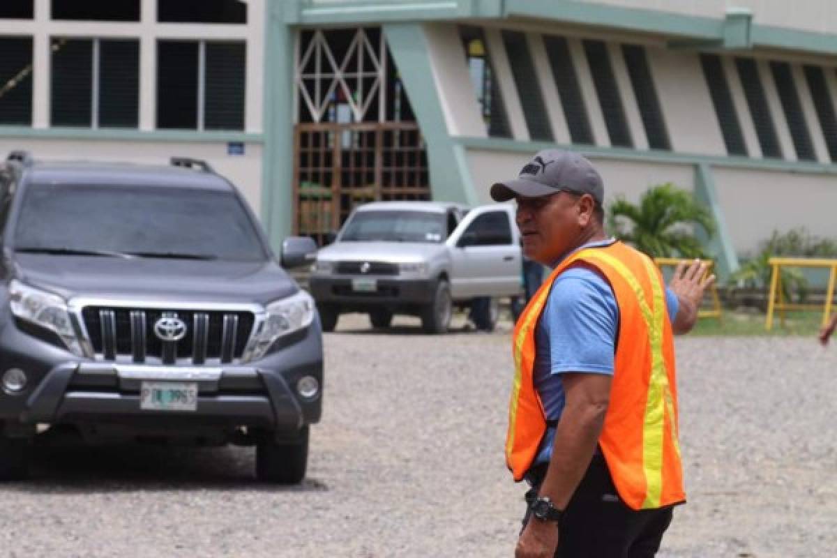 Carlos Tábora sirve a Dios en parqueos de iglesia La Cosecha en San Pedro Sula