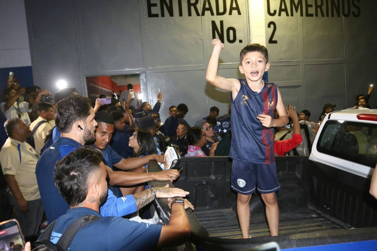 ¡Locura! Afición de Motagua arropa al club con banderazo; niño sorprende a Javier López