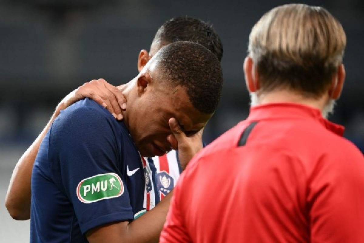 Fotos: Mbappé, entre lágrimas y en muletas, la tremenda pelea por su lesión y el festejo del PSG