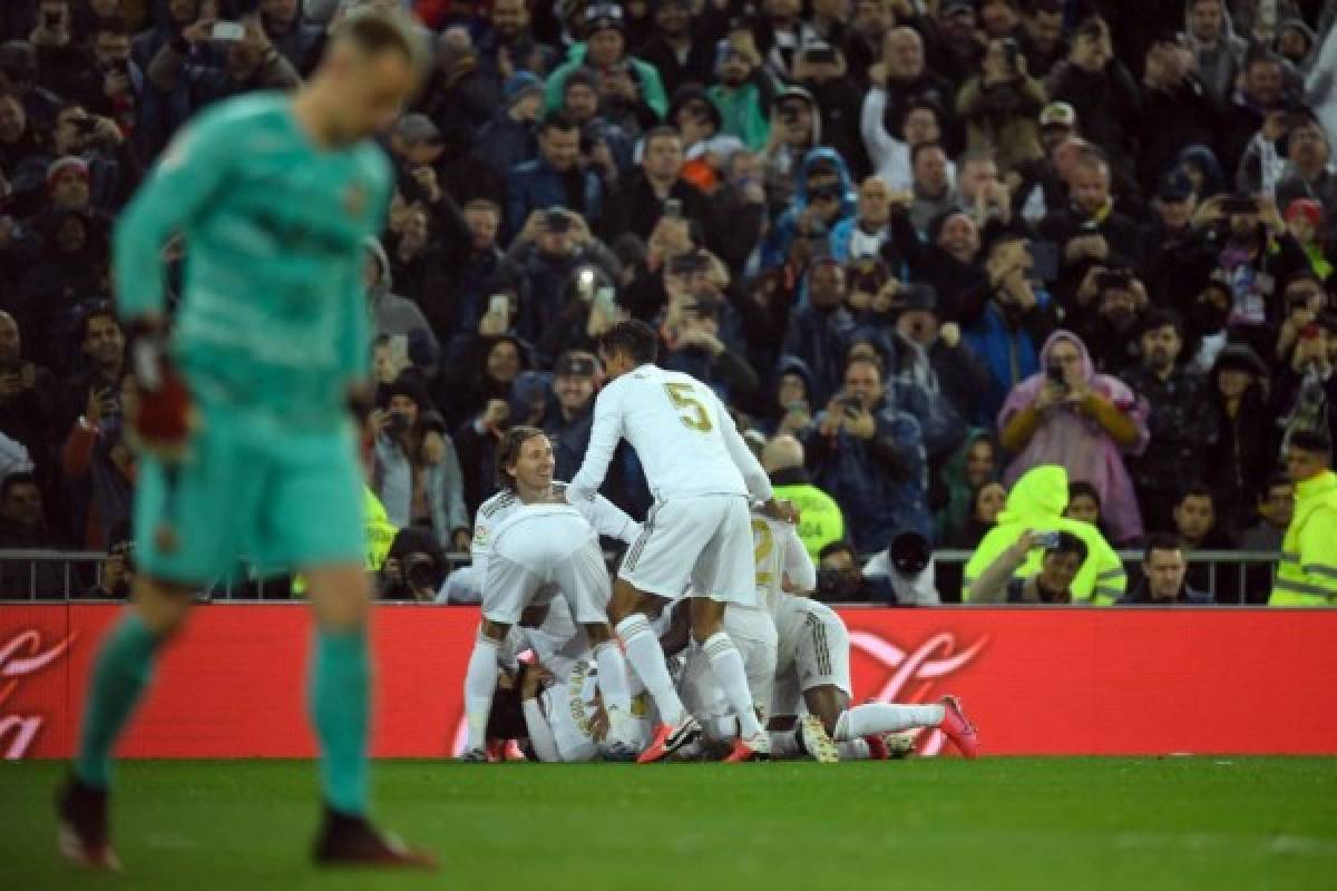 Real Madrid players celebrate Dominican forward Mariano Diaz's goal during the Spanish League football match between Real Madrid and Barcelona at the Santiago Bernabeu stadium in Madrid on March 1, 2020. (Photo by OSCAR DEL POZO / AFP)