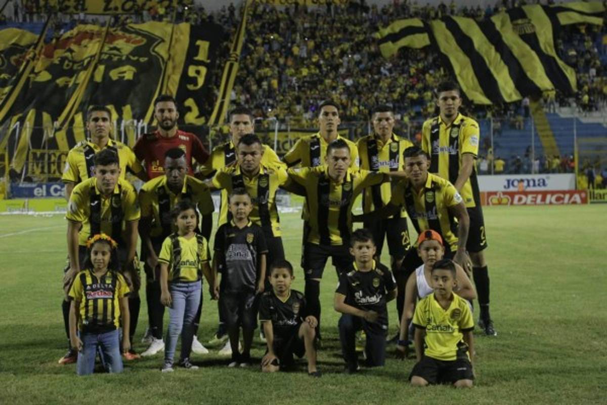 NO SE VIO: Vargas pierde los estribos, la bella chica y la euforia aurinegra