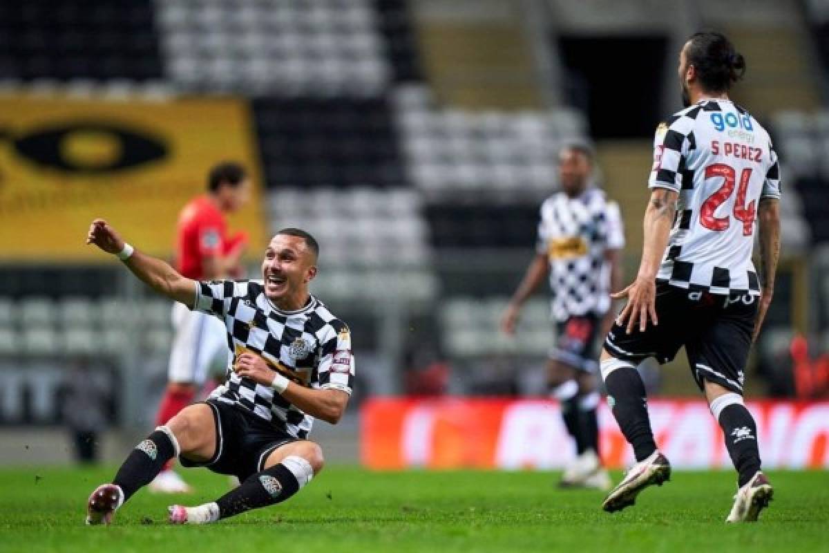 ¡Euforia y júbilo! El festejo del Boavista al vencer a Benfica con Alberth Elis como el mejor del partido