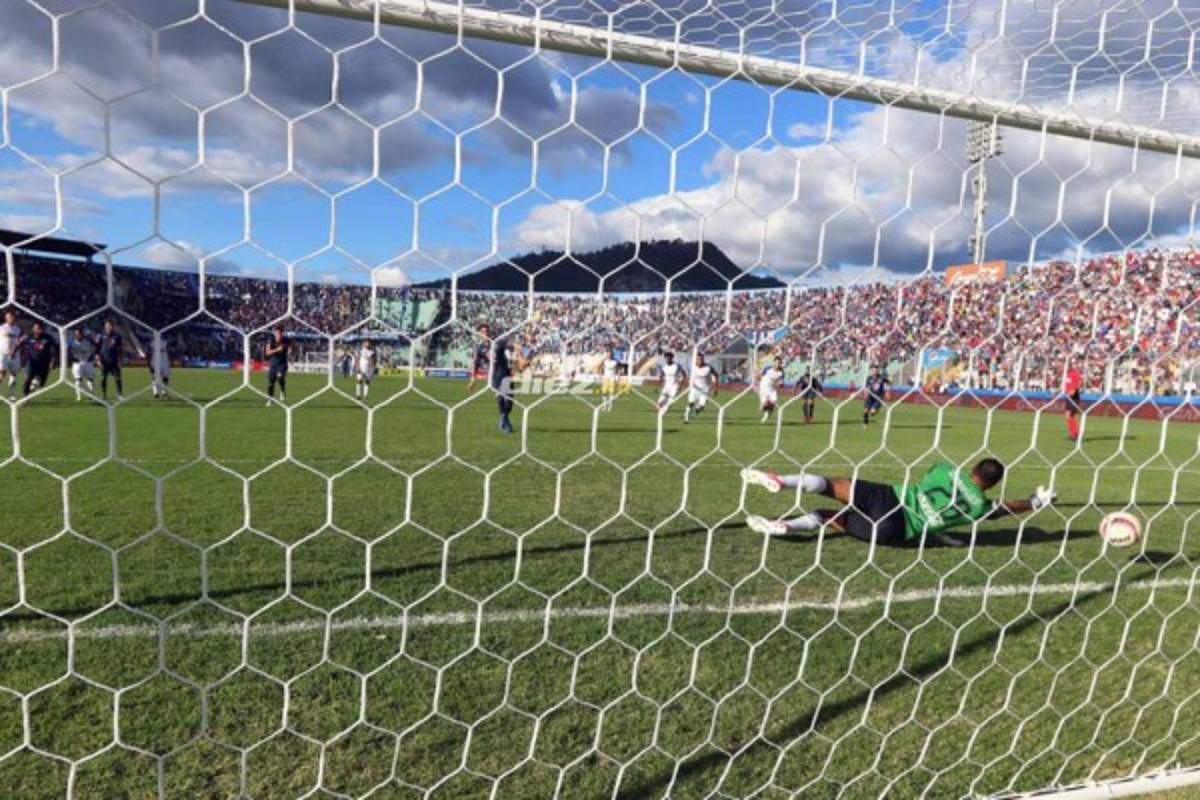 Curiosas: Eufórico festejo de Keosseián y la bronca en las gradas del Nacional