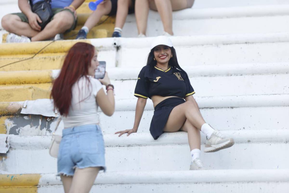 ¡Milagro Flores, de infarto! La Queso tiene a su jugador favorito en el juego de tiktokers entre Honduras y Brasil y ¿Quién es la hermosa de lentes?