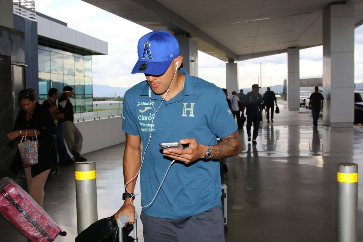 El relax de Kervin y Dereck, la duda de Molina y rostros serios: así viajó Honduras a Jamaica