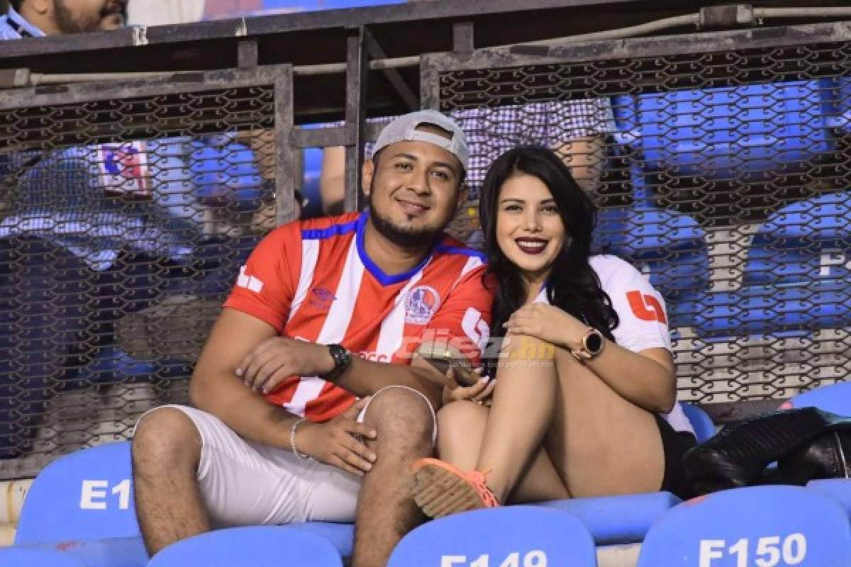 Hermosas chicas adornan la final Olimpia-Real España en el estadio Olímpico