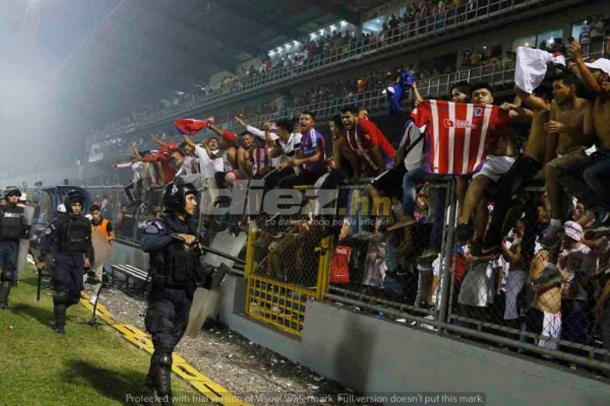 NO SE VIO: El origen del caos, las mantas, gas lacrimógeno y abrazos del clásico
