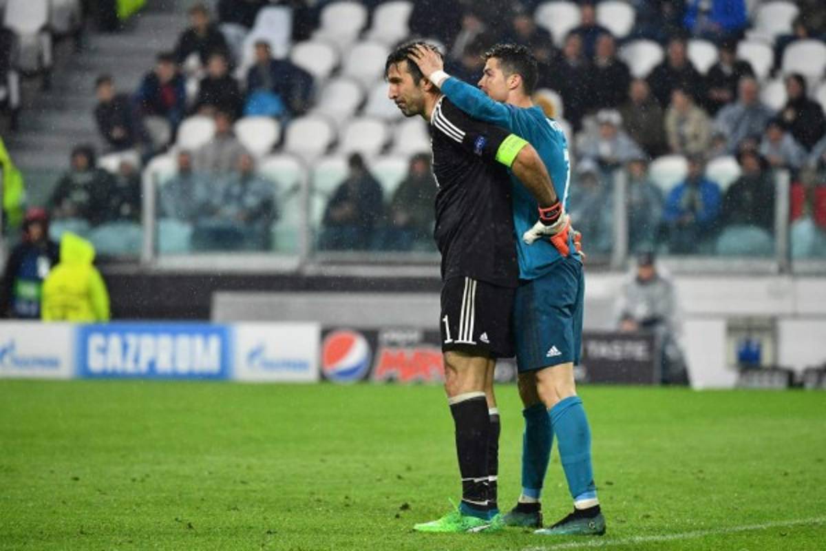 NO SE VIO: Buffon se rindió a Cristiano Ronaldo y así lo apapachó al final