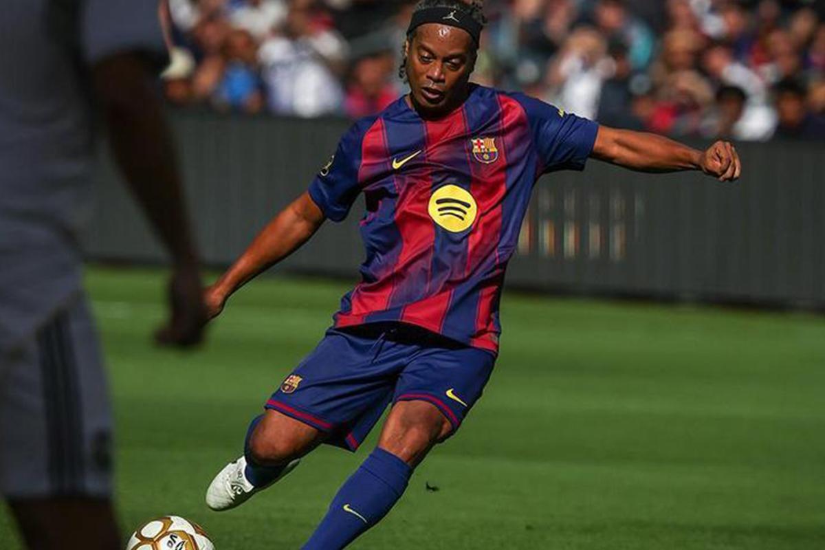 Ronaldinho tiene un rol como embajador del Barcelona y forma parte del equipo de leyendas.