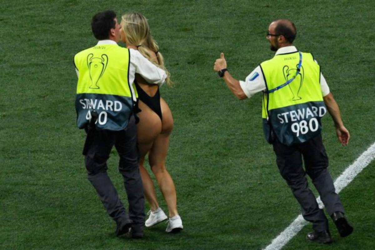 FOTOS: La infartante rubia que se metió a la cancha en la final de la Champions League