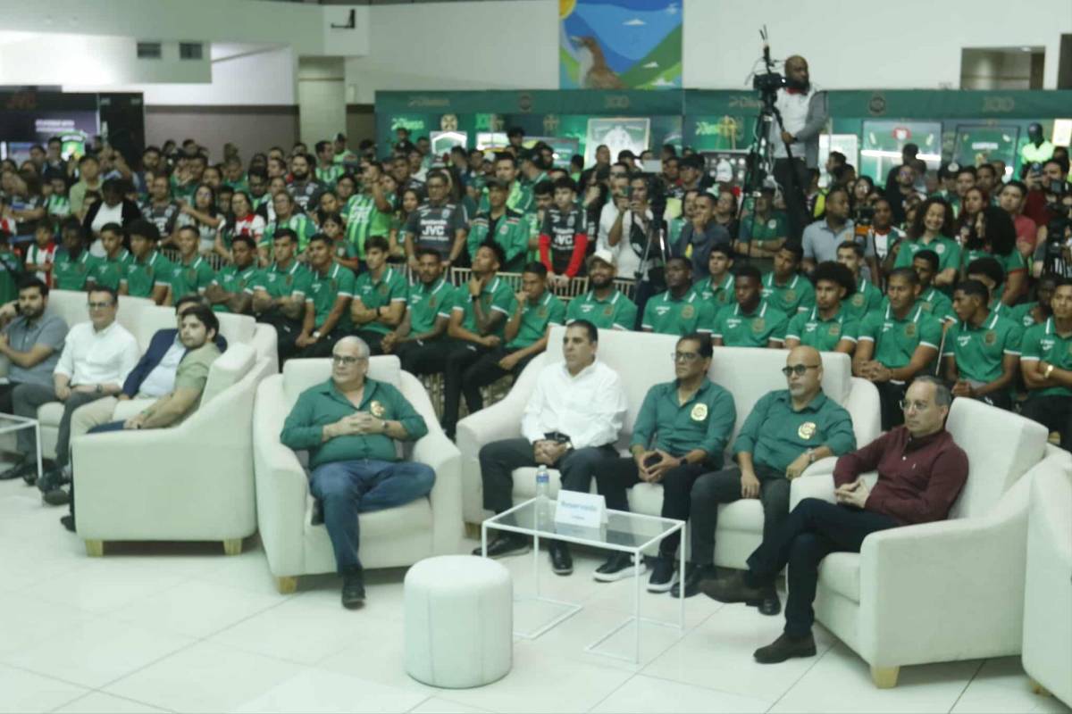 ¡La nueva piel del centenario! Marathón presentó su histórico uniforme acompañado de sus leyendas