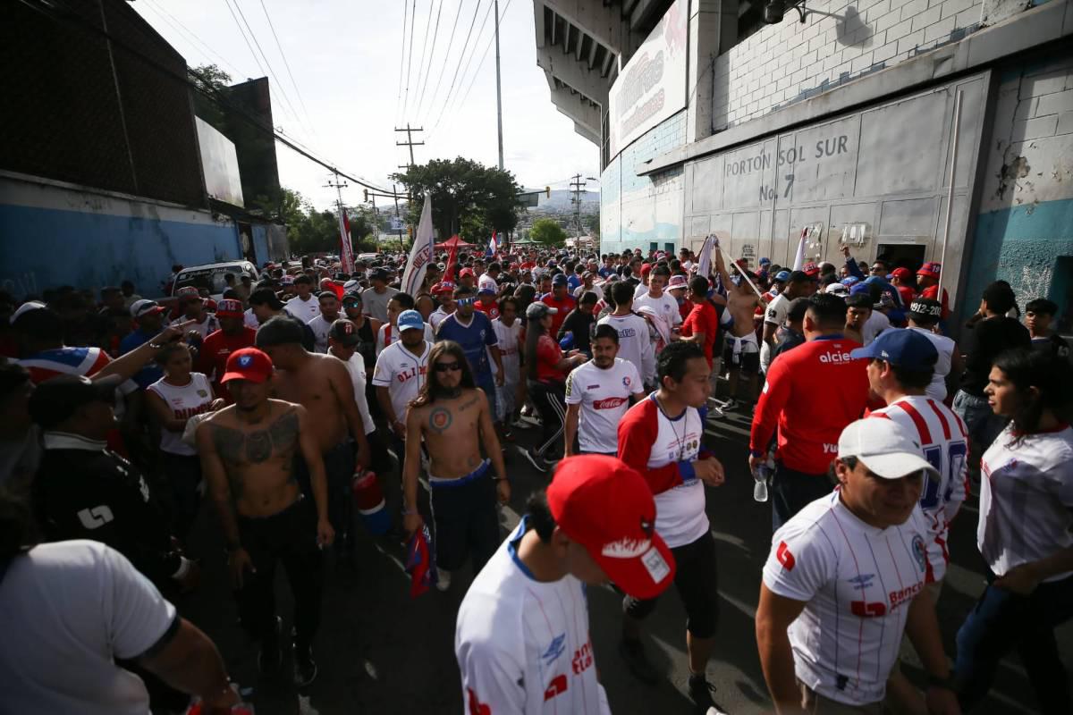 La fiesta que armó la Ultra Fiel, bellas chicas en el Chelato Uclés y el aficionado de Real España junto a los de Olimpia