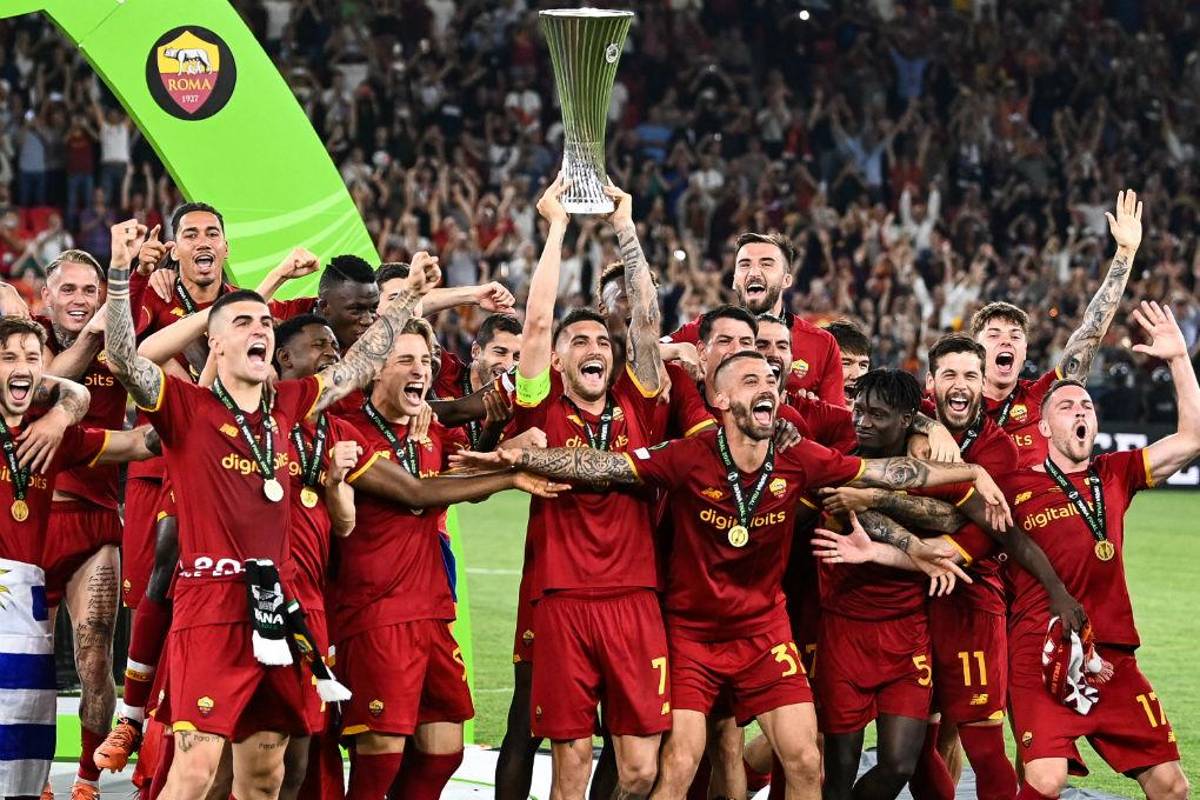 Las lágrimas de Mourinho tras ganar la Conference League con la Roma y el gesto con el que afirma que es el mejor del mundo