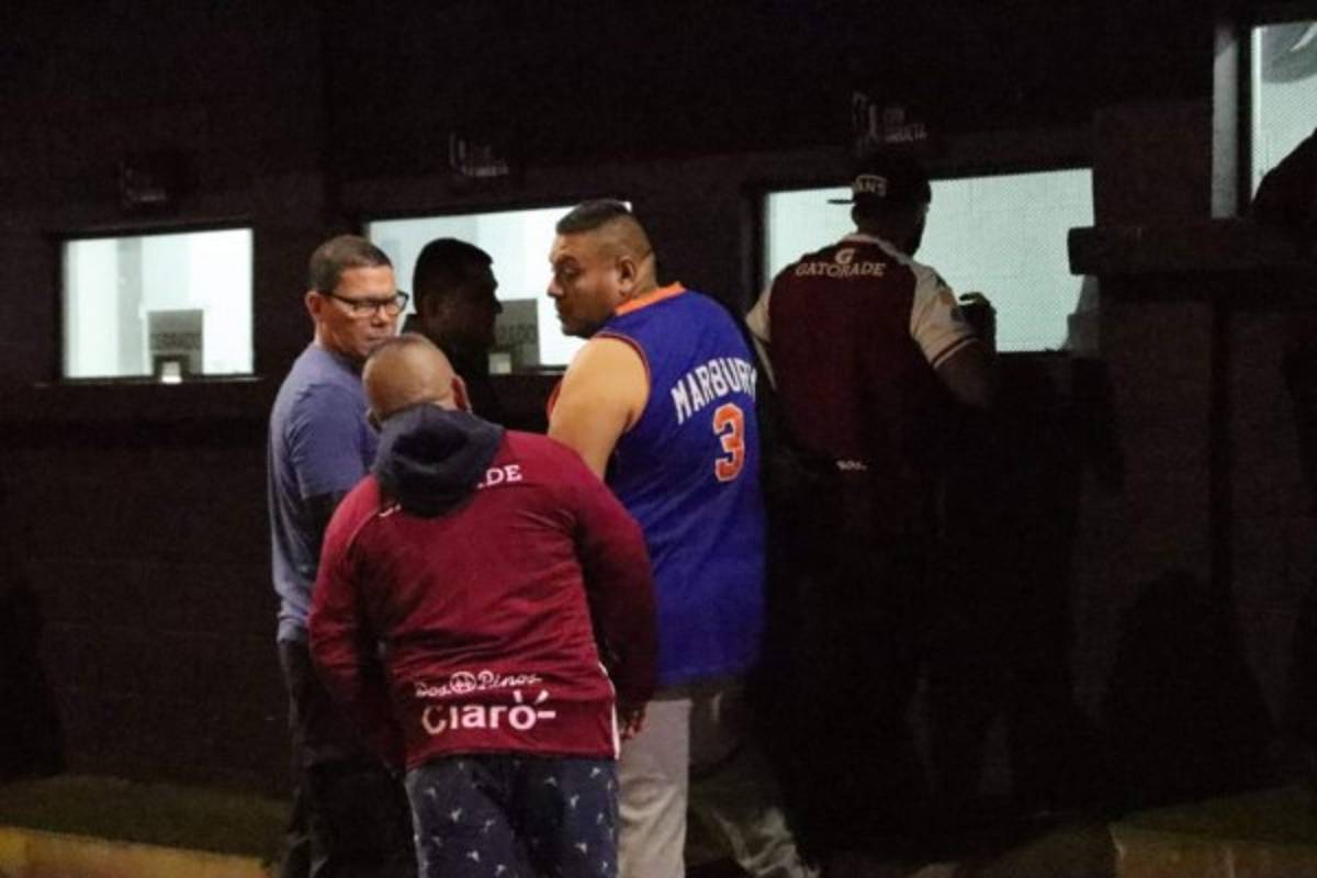 Ambiente del Saprissa-Motagua; Aficionados del Ciclón y esposa de Emilio en el estadio