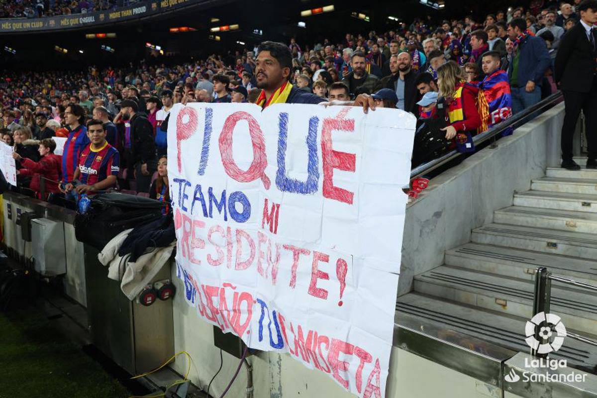 Con sus hijos, entre lágrimas y hasta le llevaron flores: la última noche de Piqué como jugador del Barcelona en el Camp Nou