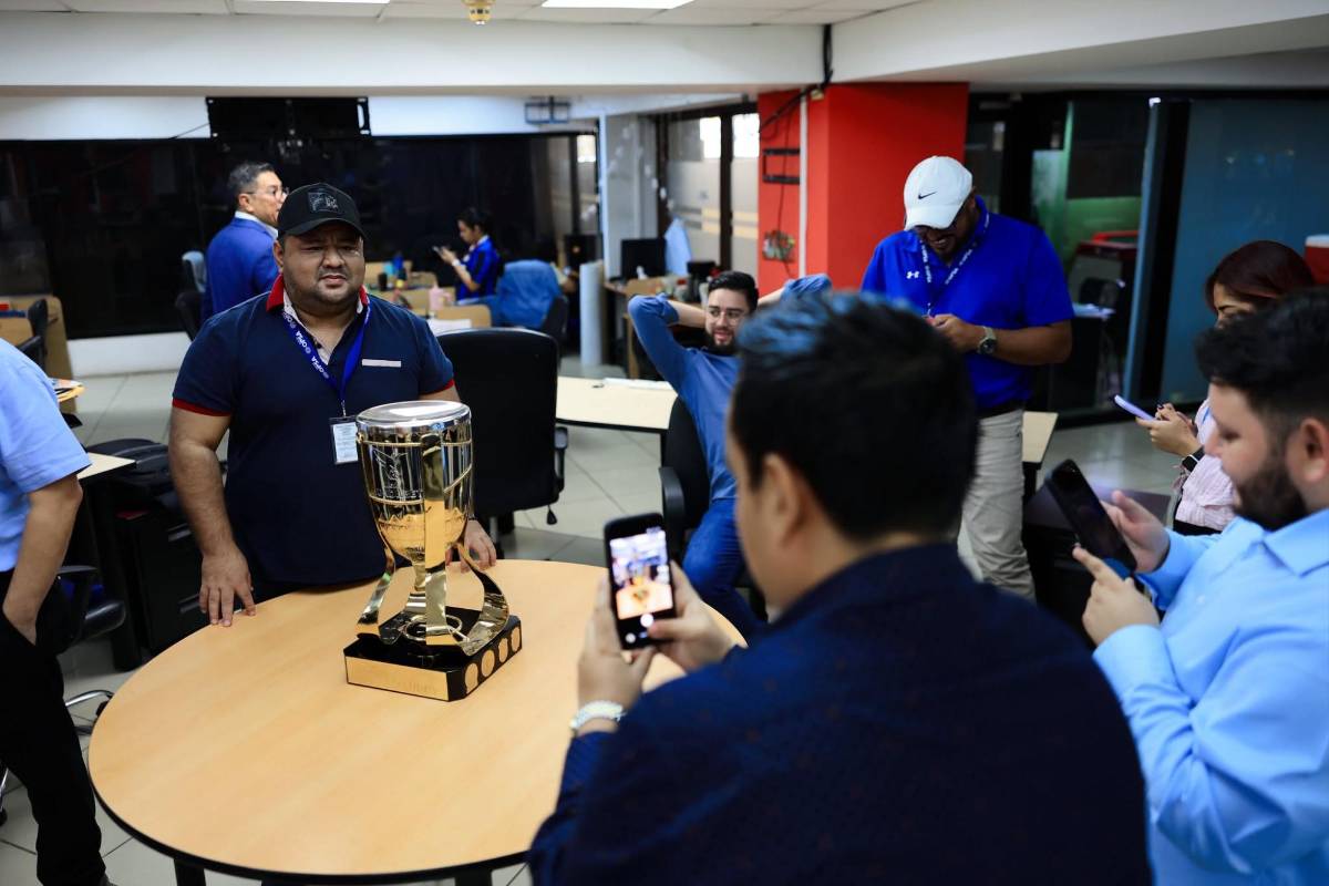 La Copa del próximo campeón de Liga Nacional visitó la sala de Redacción de DIEZ