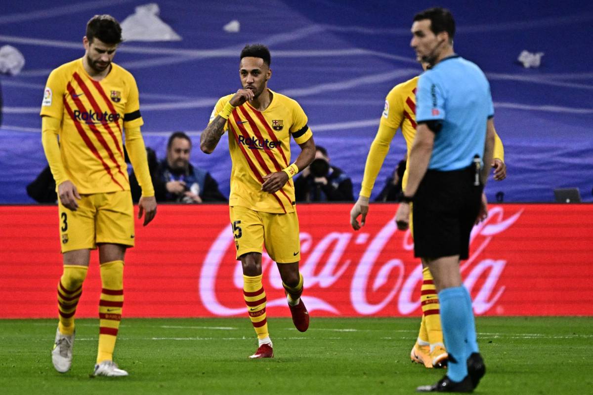 FOTOS: El abrazo de Xavi a Vinicius, Piqué defiende a Ter Stegen de un encontronazo y la famosa cantante en el Real Madrid-Barcelona