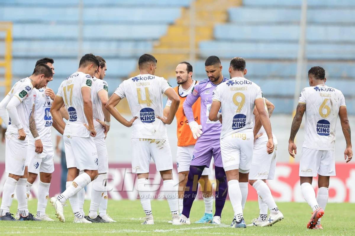 Diego Vázquez viendo al Real España, las preciosas chicas y los aficionados del Cartaginés que sufrieron en el Morazán