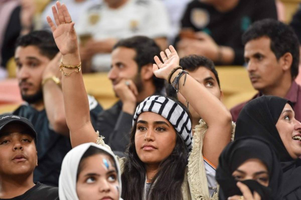 Sin velo y con Niqab: Las mujeres de Arabia Saudita sí llegaron a ver al Real Madrid-Valencia