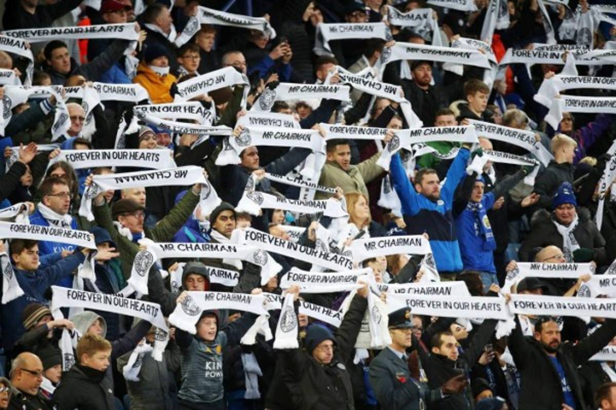Marcha y llanto: Nuevo homenaje del Leicester a su presidente en el King Power Stadium