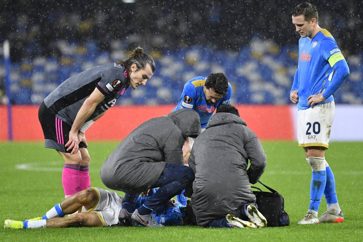 Terrible: Así quedó el rostro del Chucky Lozano tras un nuevo choque con la cabeza, salió en camilla y con collarín