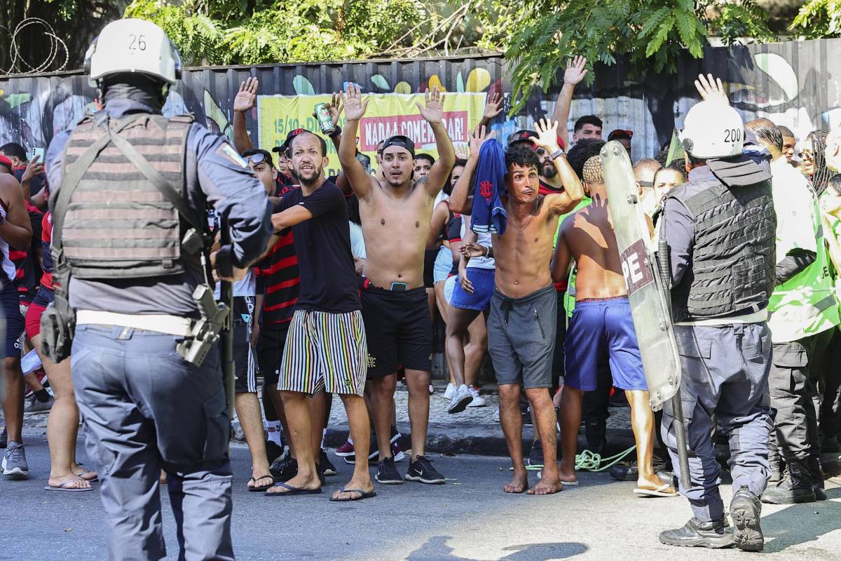 ¡Insólito! jugadores de Flamengo quiebran la Copa Libertadores en los festejos y el método que utilizaron para repararlo