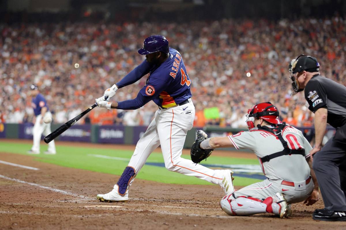 ¡Astros Campeones! Así se vivió el sexto juego de la Serie Mundial, Mauricio Dubón celebró con la bandera de Honduras