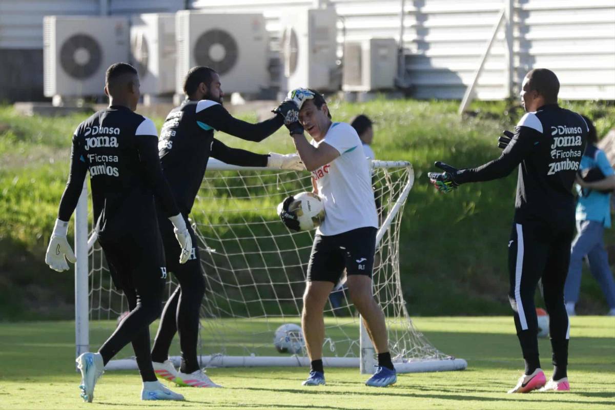 Honduras ya se entrenó con dos legionarios: La visita que sorprendió en la 'H' y, ¿se le fue la mano a Menjívar?