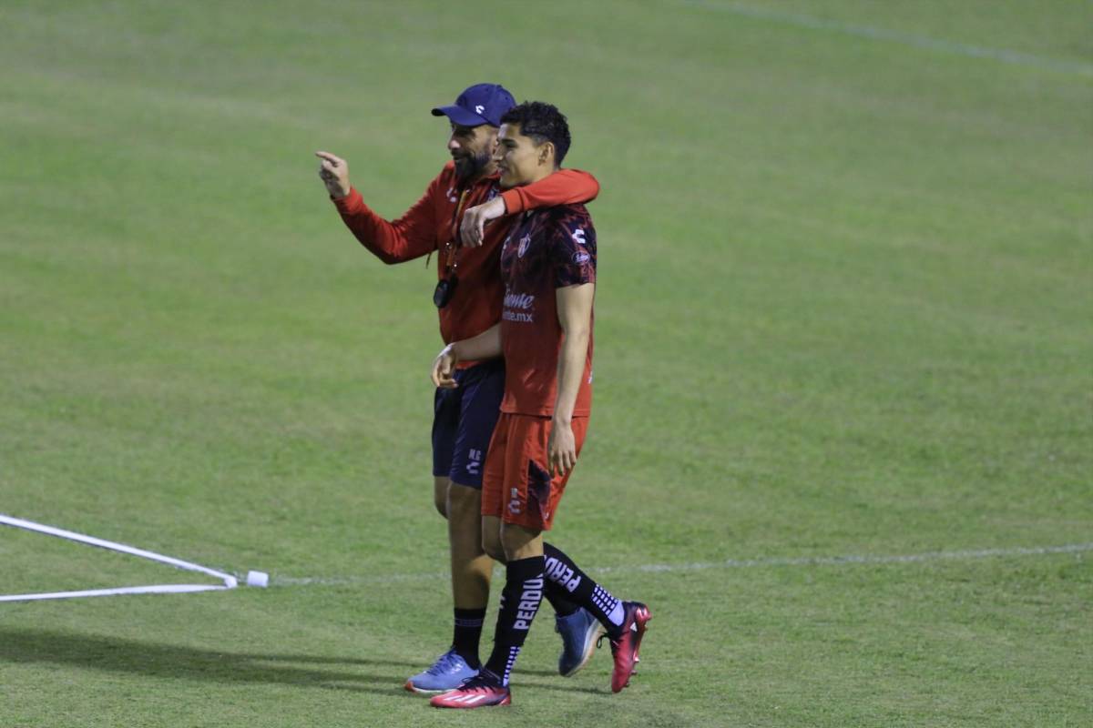 Prensa mexicana y bellas periodistas se apoderan del Olímpico: Atlas, muy sonriente pensando en Olimpia