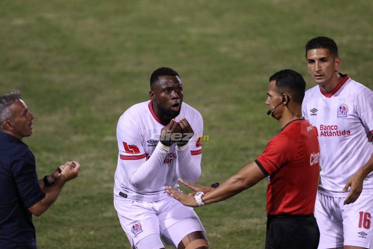 Violencia en las graderías, el extraño look de jugador de Motagua y el cordial saludo entre la Tota y Lavallén