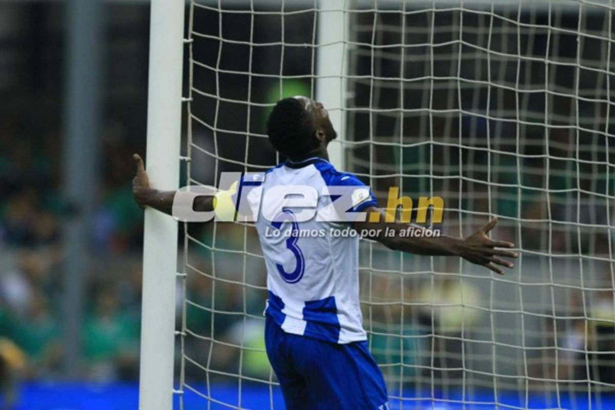 Mientras unos jugadores de Honduras sufrían, otro cambiaba camisa