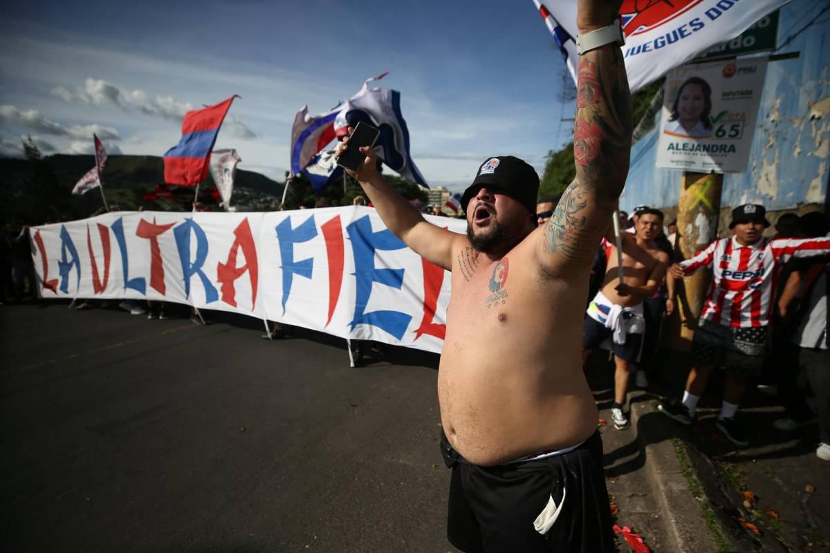 La fiesta que armó la Ultra Fiel, bellas chicas en el Chelato Uclés y el aficionado de Real España junto a los de Olimpia