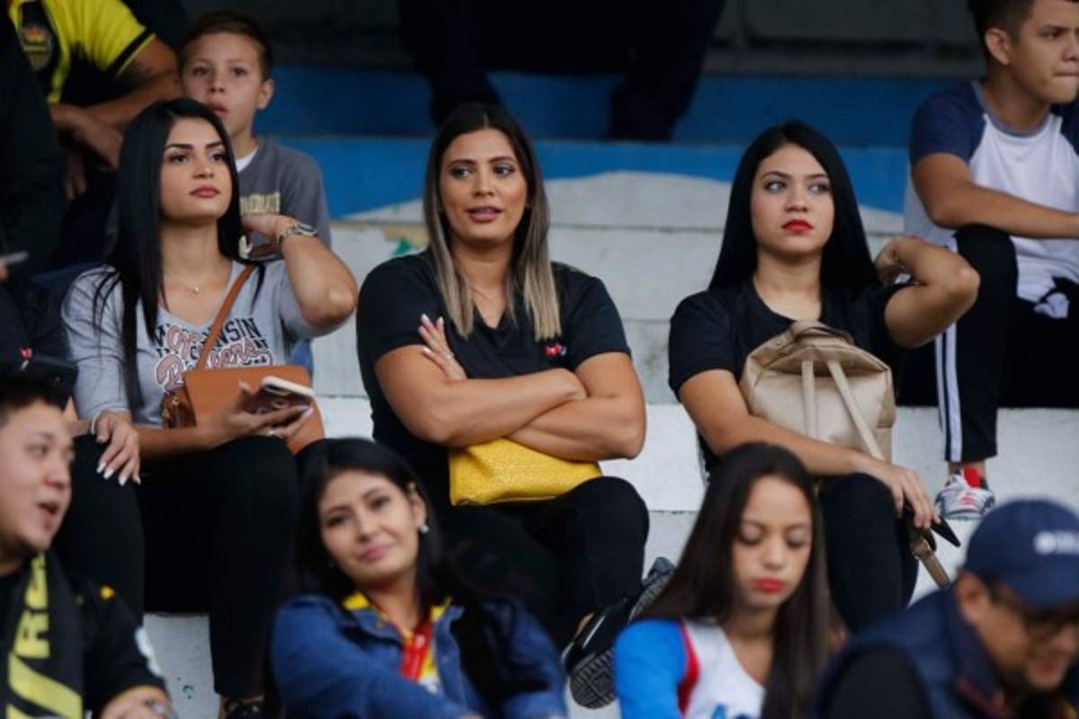 ¡Lindas! El Morazán se iluminó con tanta belleza para el Real España-Motagua