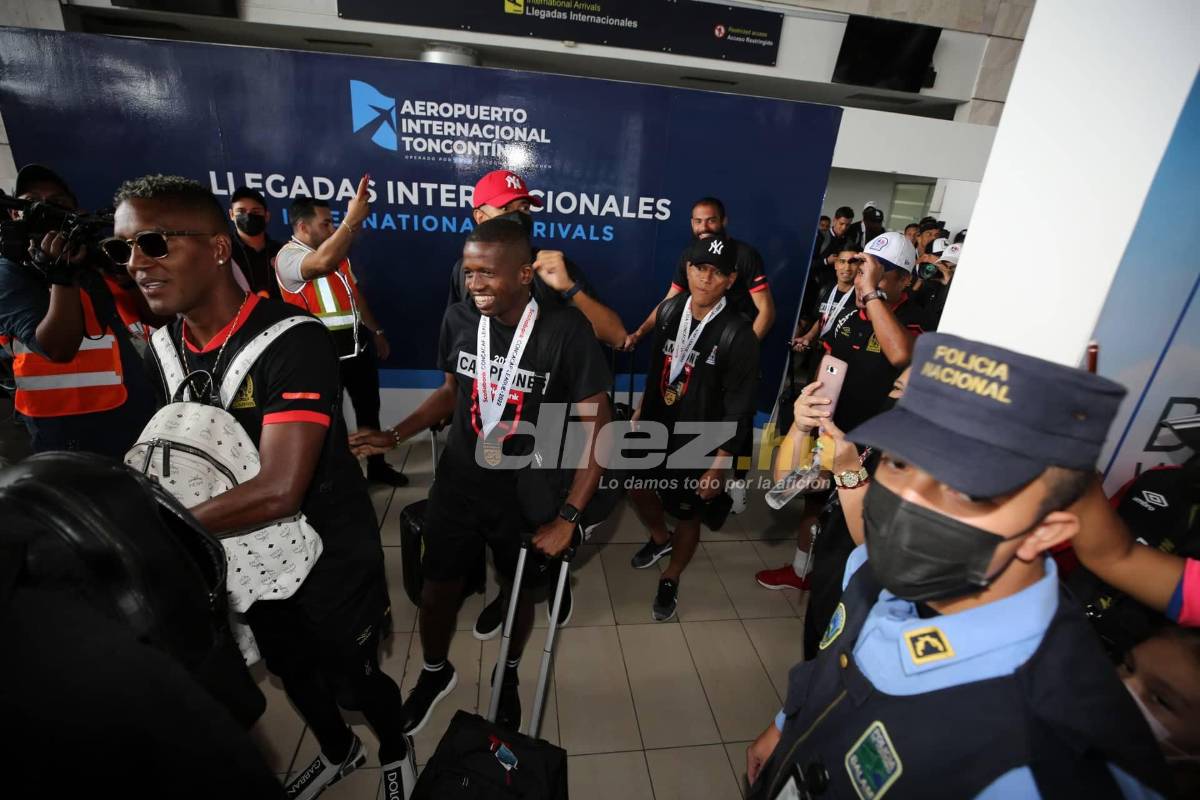 La llegada triunfal del campeón Olimpia a Honduras: La locura del ‘Patón’, el recibimiento a Bengtson y ¿quién bajó la copa?