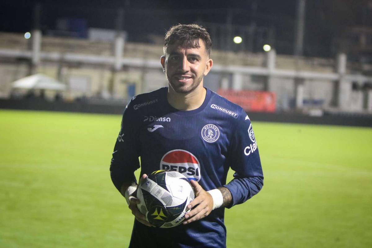 Doble récord y los besos de Auzmendi en su hat-trick y emotivo debut en el Motagua, ¿quién es el niño que brilló?