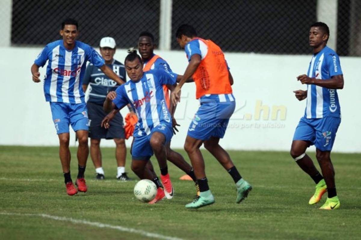 CURIOSAS: El abrazo de Carlo Costly y los que están atrás de Donis Escober