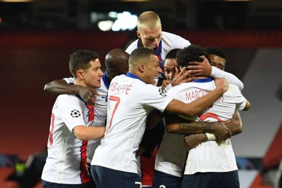 Paris Saint-Germain's Brazilian defender Marquinhos celebrates with teammates after scoring his team's second goalduring the UEFA Champions League group H football match between Manchester United and Paris Saint Germain at Old Trafford in Manchester, north west England, on December 2, 2020. (Photo by Oli SCARFF / AFP)