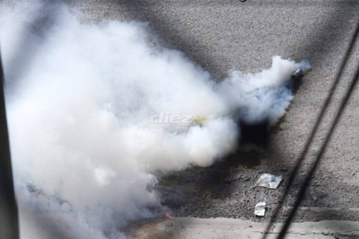 Barra de Marathón y olimpistas vestidos de civiles se agarran a pedradas afuera del Yankel