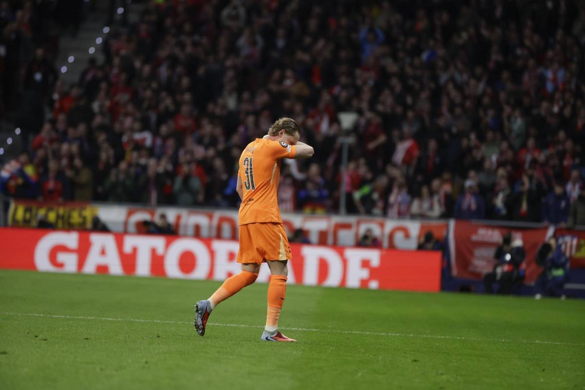 El penal milagroso del Barcelona y futbolista se rompe; lo sacaron del partido tras recibir tres goles en 15 minutos