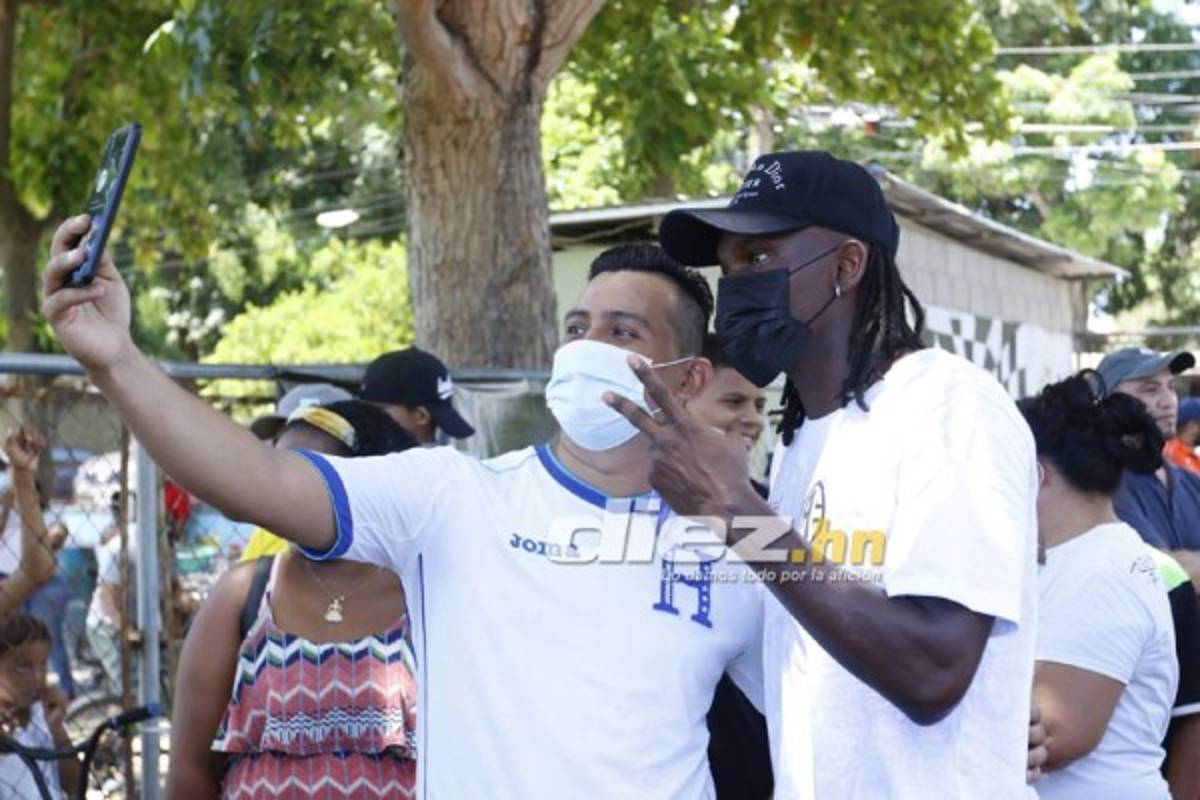 ¡Selfies, autógrafos y alegría! Las postales de la visita de Alberth Elis a la colonia Suyapa en Chamelecón