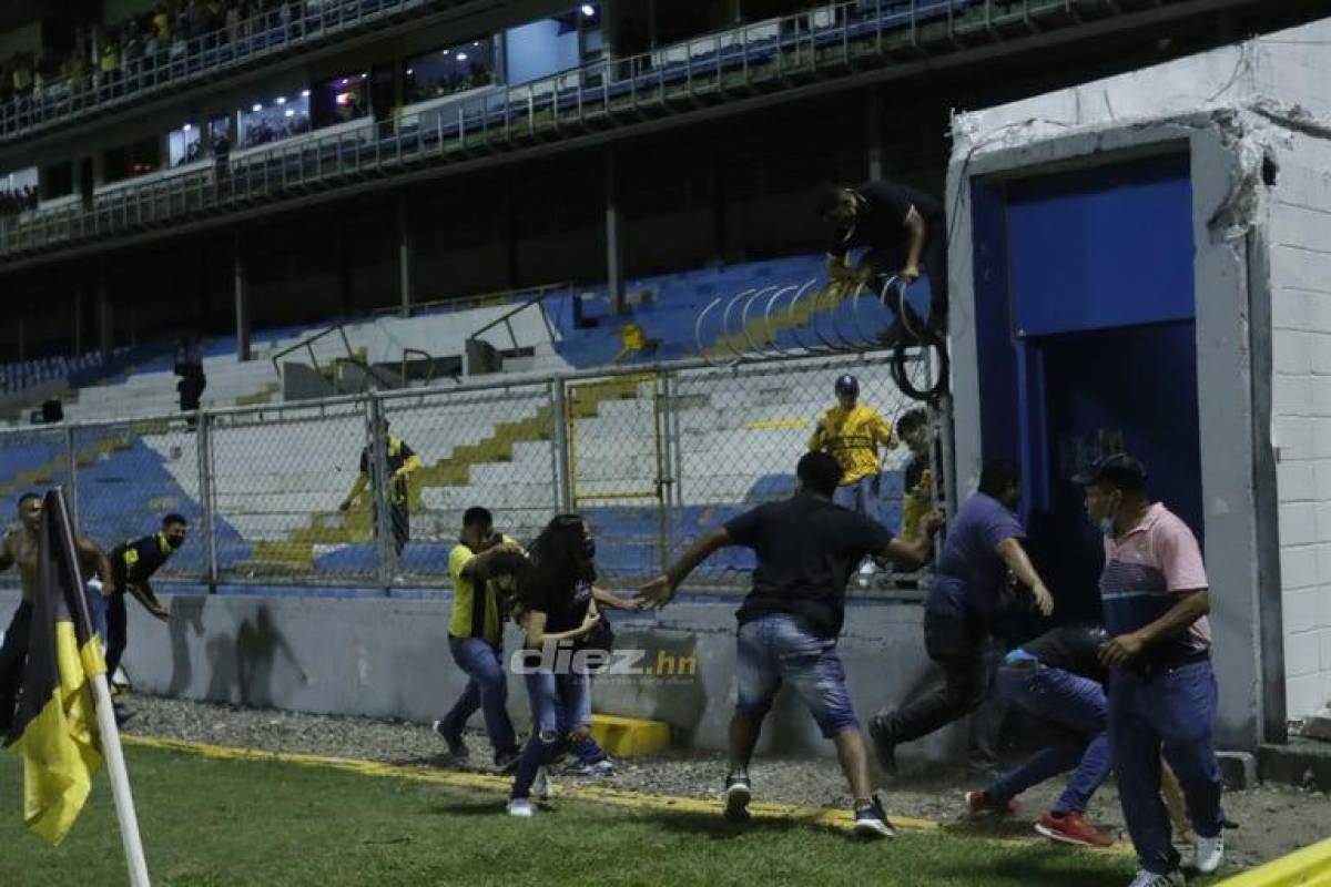 Salvajes: Dramáticas imágenes de aficionados de Real España atacando brutalmente a una mujer en el estadio Morazán