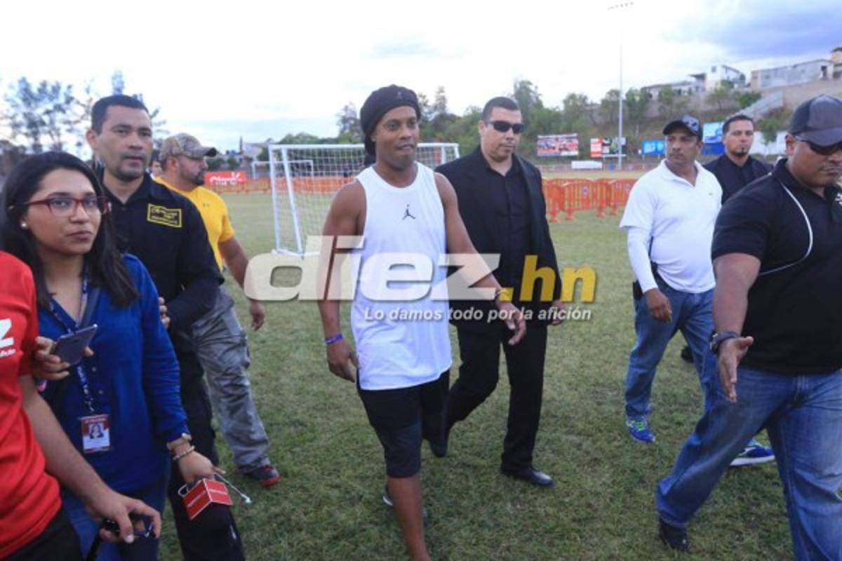 ¡Espectacular! Ronaldinho llevó tremenda felicidad a niños de Honduras
