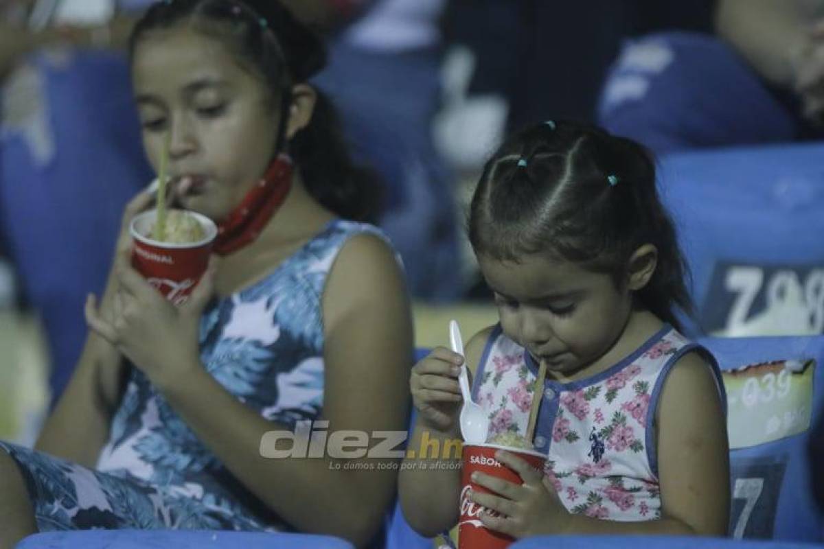 Lindas chicas y declaración de amor en el Morazán durante el clásico capitalino Olimpia-Motagua