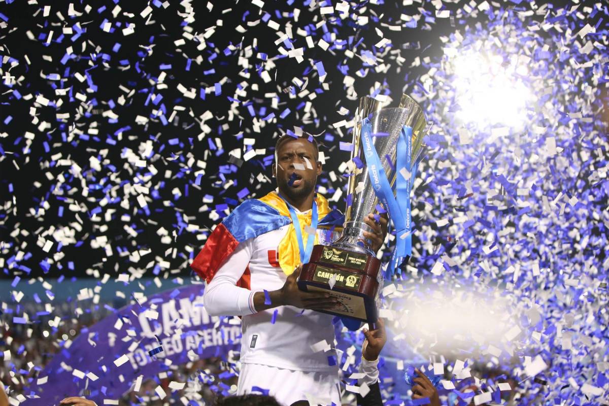 FOTOS: El que se robó el show en el festejo de Olimpia, el beso de Beckeles, legionarios presentes e invasión de cancha