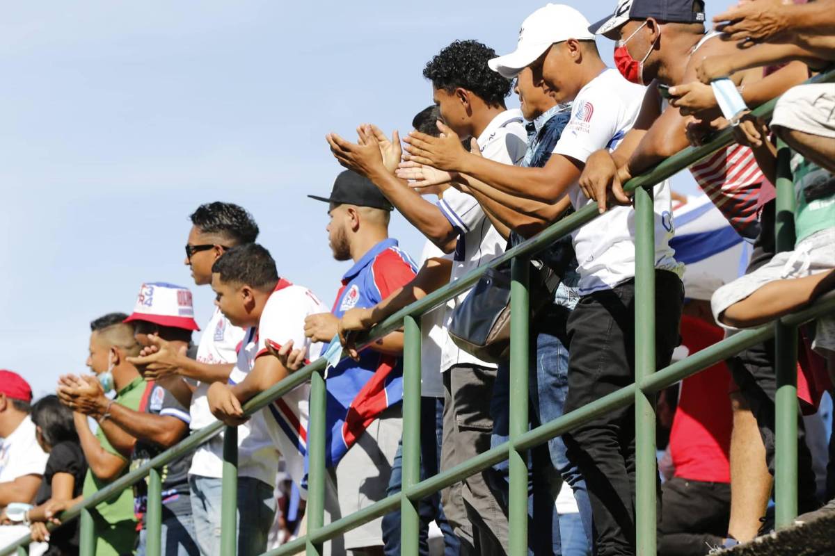 Olimpia causa locura en Olancho: Pedro Troglio se deja querer por la afición, bellas modelos de la batucada y caballos de raza