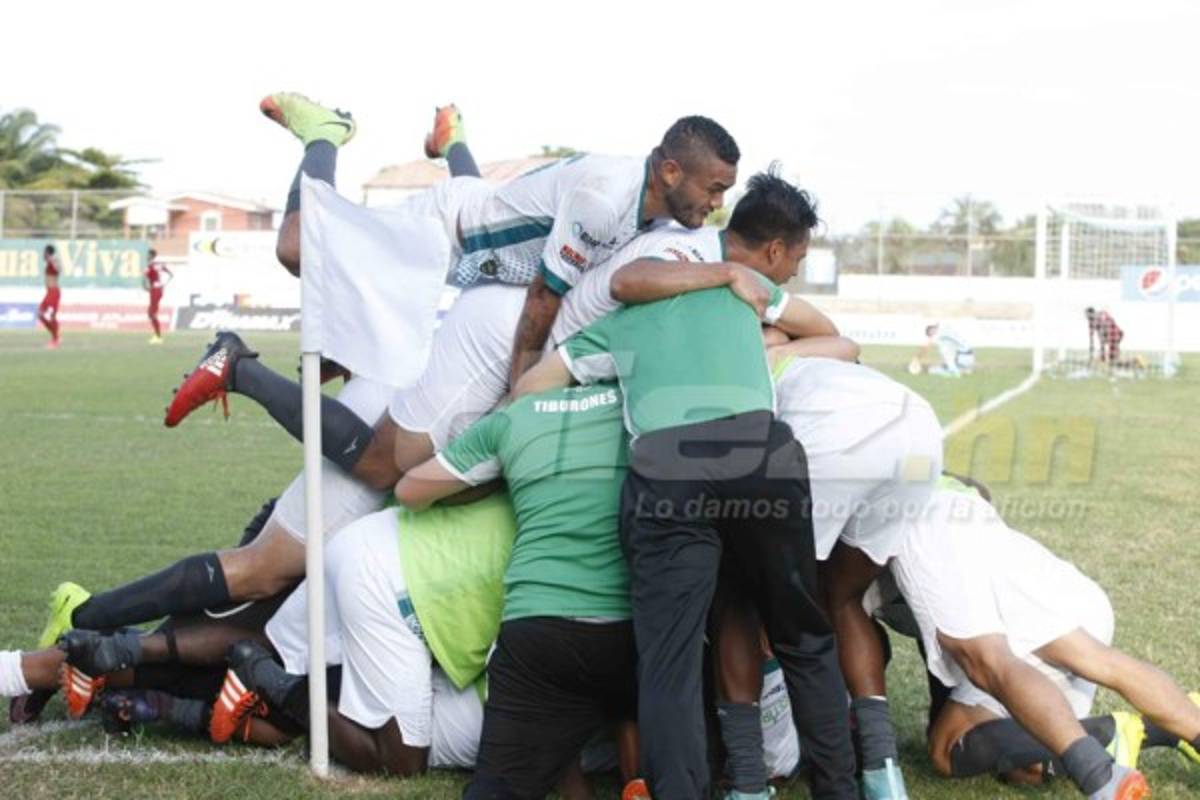 NO VISTE EN TV: El festejo de Platense y Diego Vazquez terminó bañado