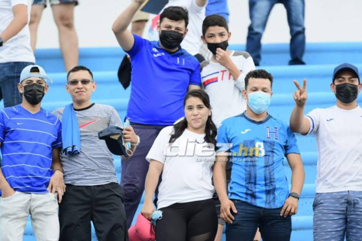 ¡Pancartas, Batman y un astronauta! El ambientazo en el Olímpico para el Honduras vs. Costa Rica