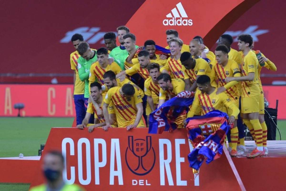 Barcelona's players celebrate at the end of the Spanish Copa del Rey (King's Cup) final football match between Athletic Club Bilbao and FC Barcelona at La Cartuja stadium in Seville on April 17, 2021. (Photo by CRISTINA QUICLER / AFP)