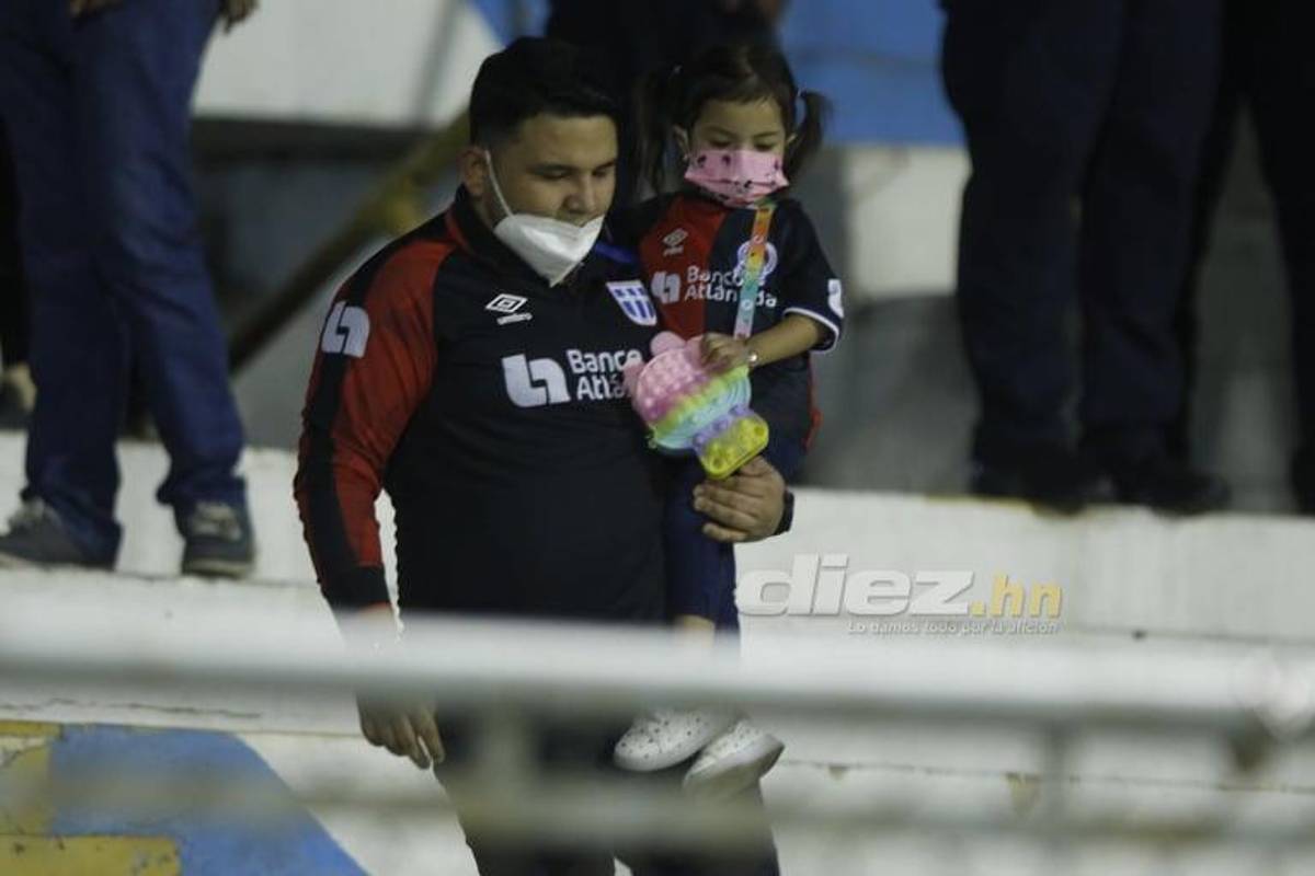 Lindas chicas y declaración de amor en el Morazán durante el clásico capitalino Olimpia-Motagua
