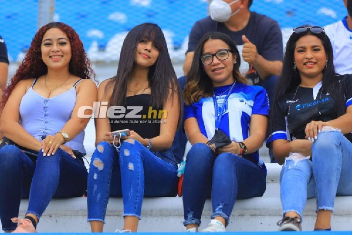 ¿Quién es la rubia? Las hermosas catrachas que adornan el Honduras vs. Costa Rica en el Olímpico